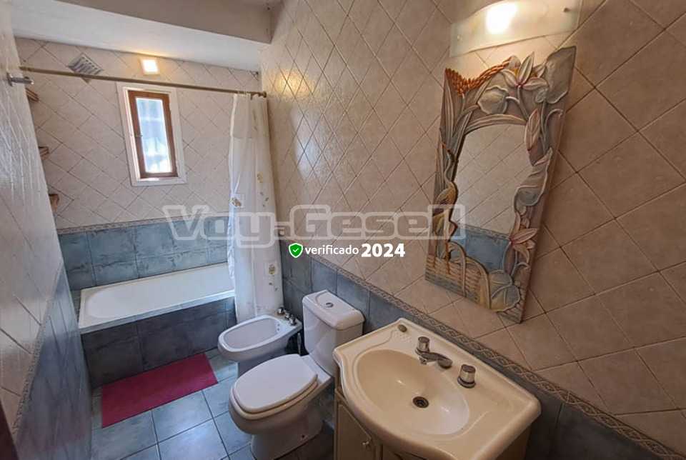 Alquilo Casa La Esquina en Villa Gesell zona Centro a 1000 Mts de la Playa