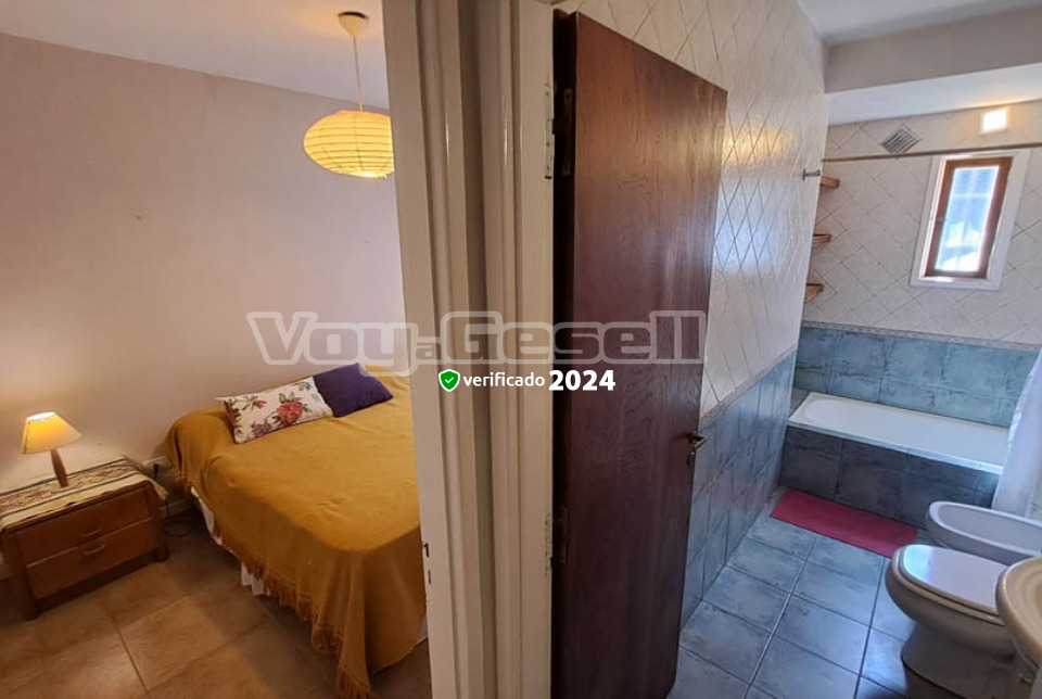 Alquilo Casa La Esquina en Villa Gesell zona Centro a 1000 Mts de la Playa