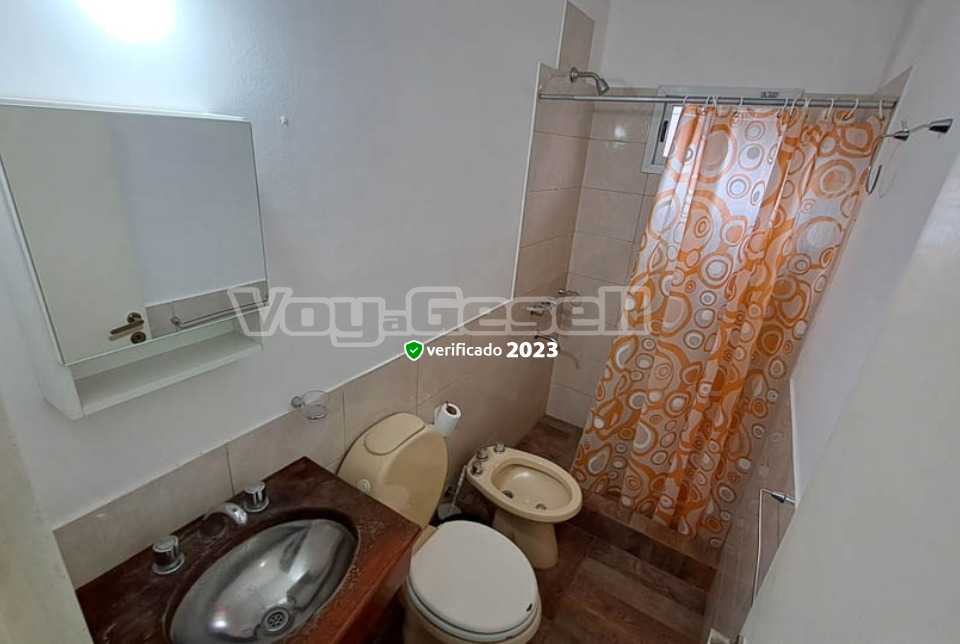 Alquilo Casa La Estrella 2 en Villa Gesell zona Centro a 1700 Mts de la Playa 