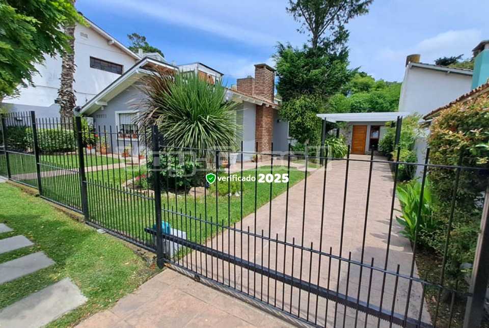 Alquilo Casa Las 3 Marias en Villa Gesell zona Centro Comercial a 550 Mts de la Playa 