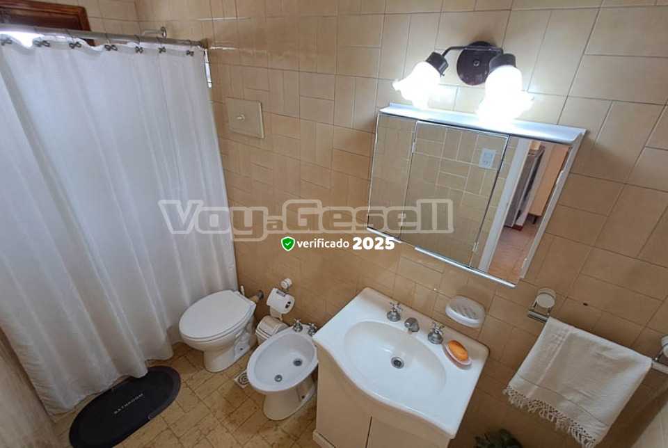 Alquilo Casa Las 3 Marias en Villa Gesell zona Centro Comercial a 550 Mts de la Playa 