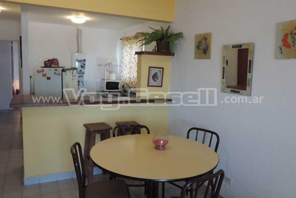 Alquilo Departamento Libra 18 1B en Villa Gesell zona Centro Comercial a 20 mts de la Playa comedor