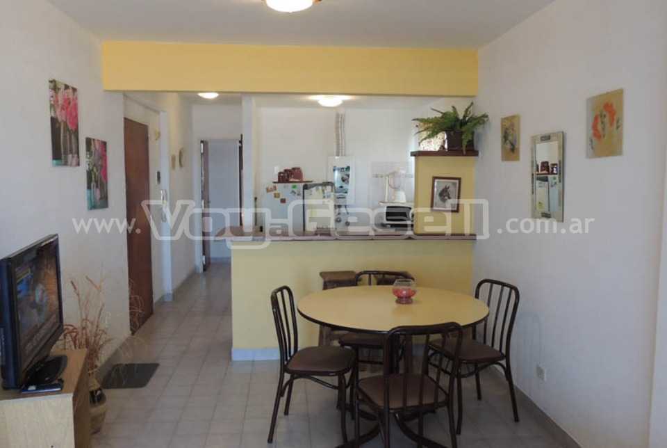 Alquilo Departamento Libra 18 1B en Villa Gesell zona Centro Comercial a 20 mts de la Playa comedor