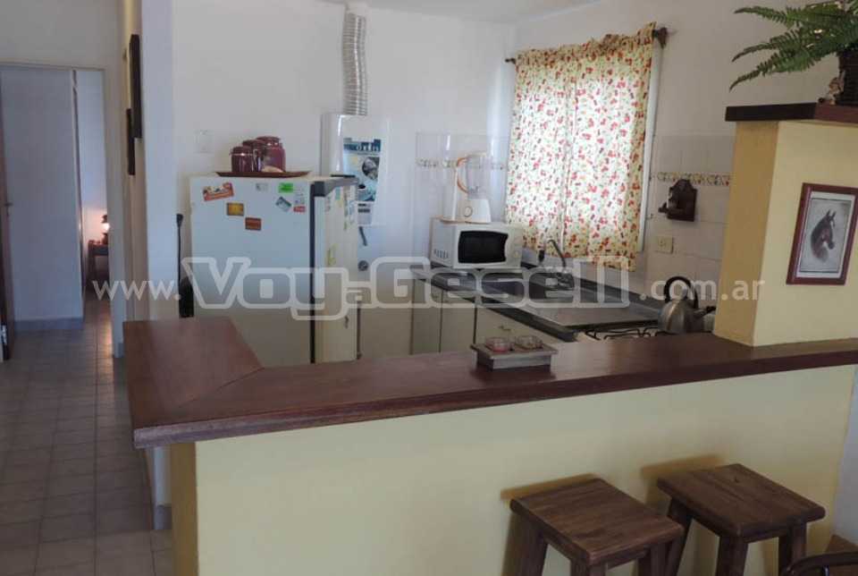 Alquilo Departamento Libra 18 1B en Villa Gesell zona Centro Comercial a 20 mts de la Playa cocina