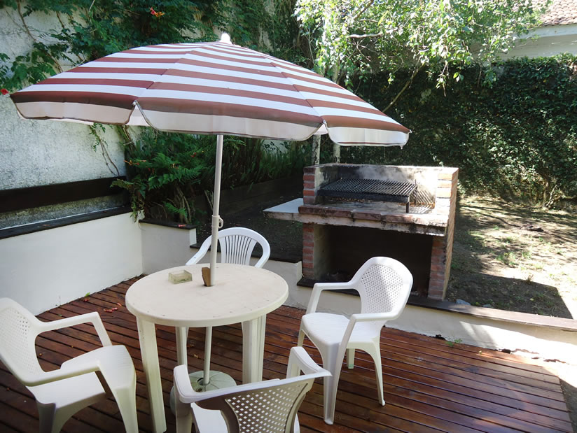 Alquilo Casa Los Abetos en Villa Gesell zona Centro Comercial a 650 Mts de la Playa 