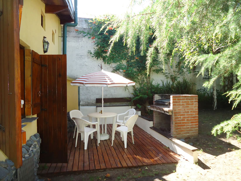 Alquilo Casa Los Abetos en Villa Gesell zona Centro Comercial a 650 Mts de la Playa 