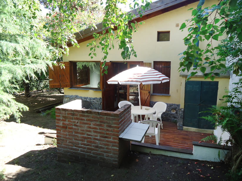 Alquilo Casa Los Abetos en Villa Gesell zona Centro Comercial a 650 Mts de la Playa 