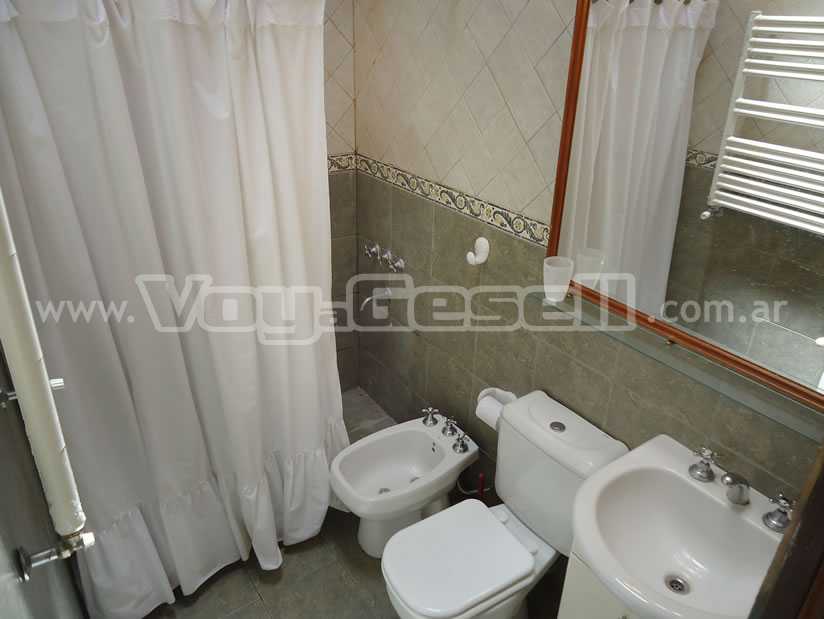 Alquilo Casa Los Abetos en Villa Gesell zona Centro Comercial a 650 Mts de la Playa