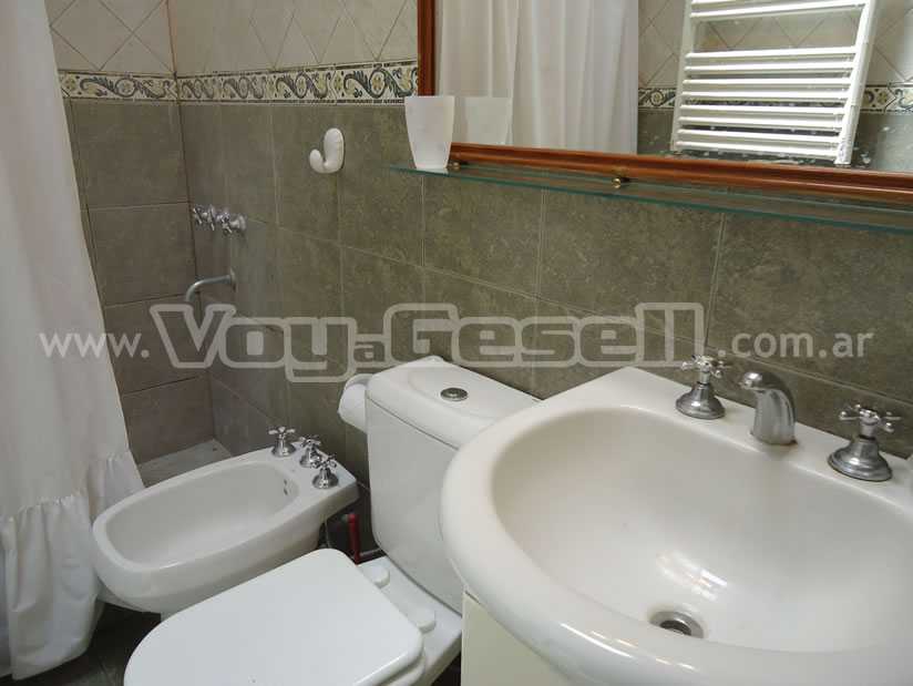 Alquilo Casa Los Abetos en Villa Gesell zona Centro Comercial a 650 Mts de la Playa