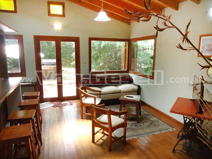 Alquilo Casa Los Abetos en Villa Gesell zona Centro Comercial a 650 Mts de la Playa 