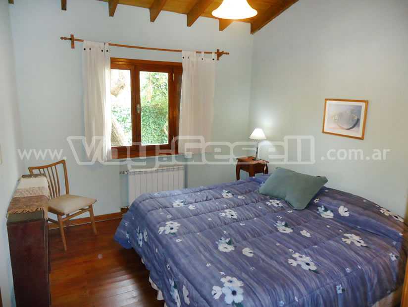 Alquilo Casa Los Abetos en Villa Gesell zona Centro Comercial a 650 Mts de la Playa