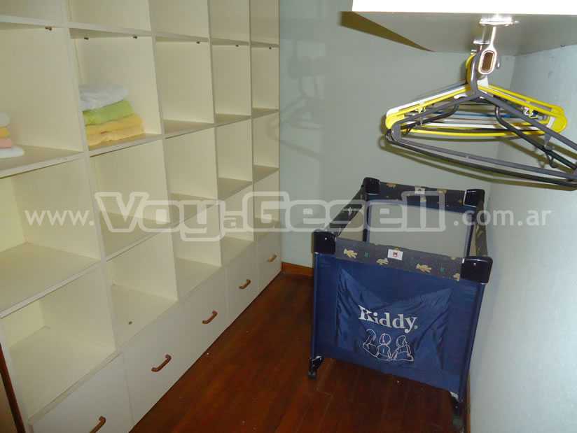 Alquilo Casa Los Abetos en Villa Gesell zona Centro Comercial a 650 Mts de la Playa