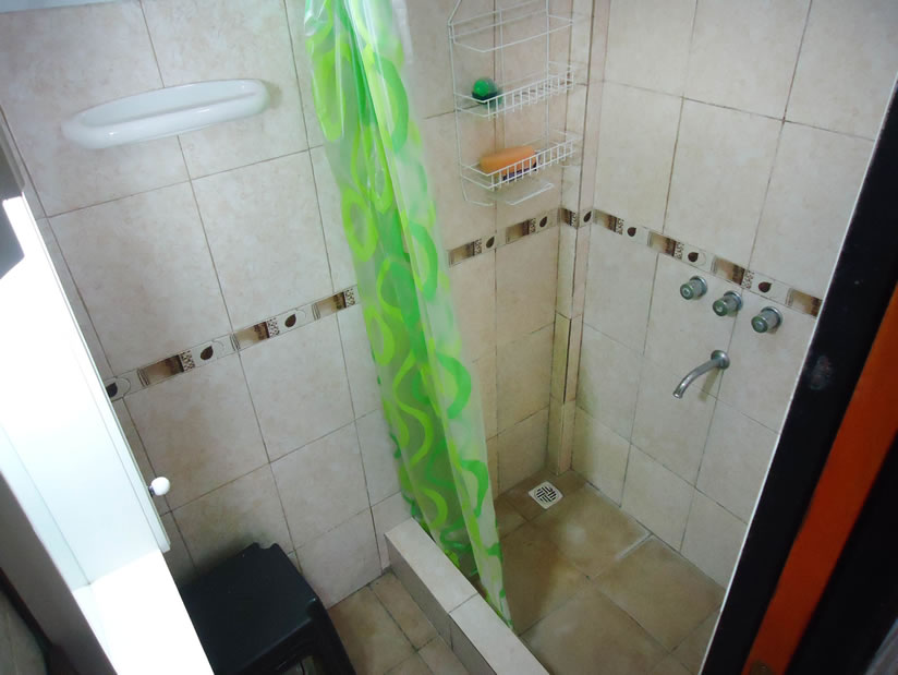 Alquilo Casa Los Naranjos en Villa Gesell zona Centro a 900 Mts de la Playa 