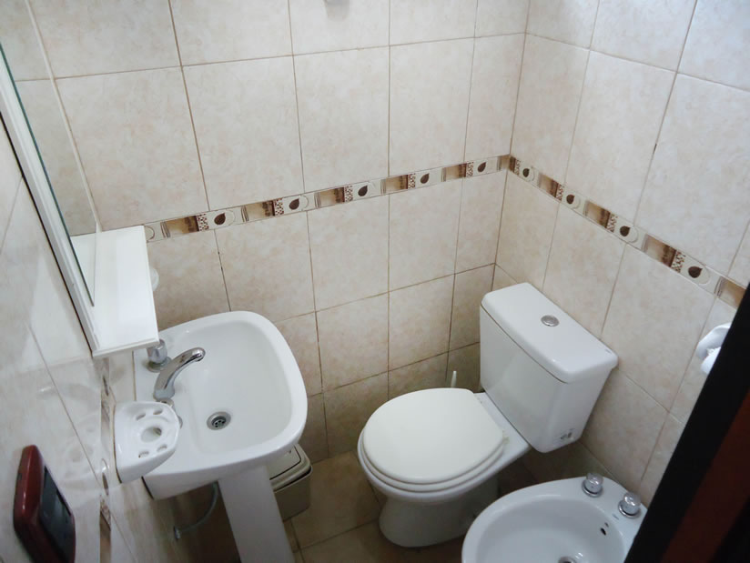 Alquilo Casa Los Naranjos en Villa Gesell zona Centro a 900 Mts de la Playa 