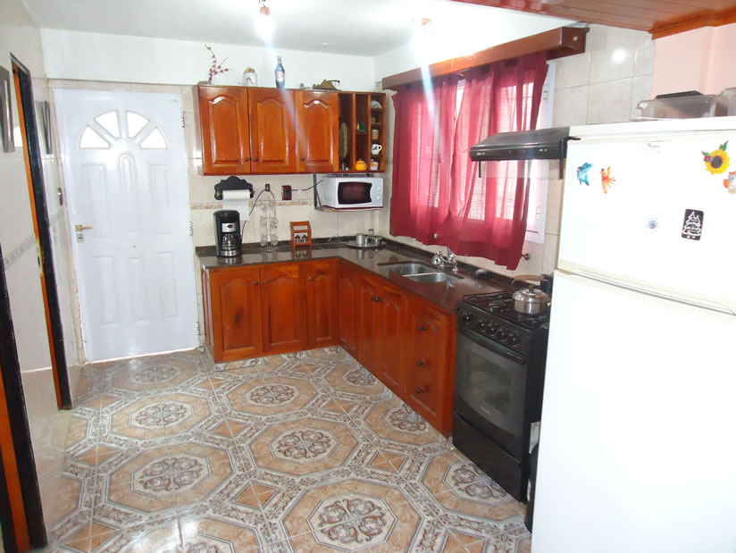 Alquilo Casa Los Naranjos en Villa Gesell zona Centro a 900 Mts de la Playa 