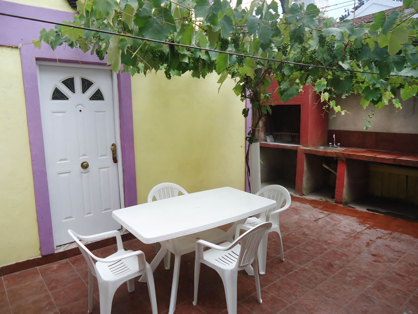 Alquilo Casa Los Naranjos en Villa Gesell zona Centro a 900 Mts de la Playa