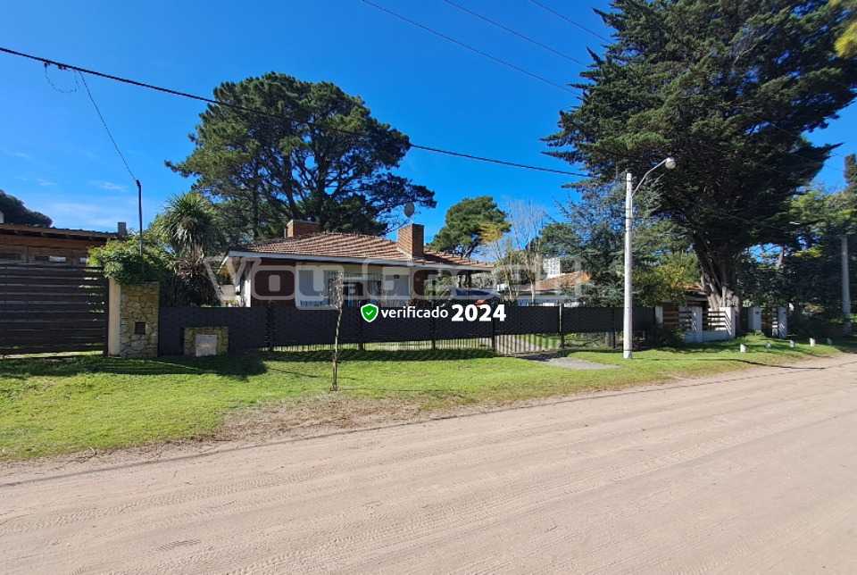 Alquilo Casa Maria Laura en Villa Gesell zona Sur a 700 mts de la Playa