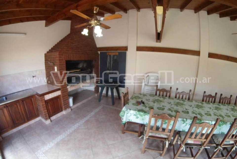 Alquilo Casa Meliara  en Villa Gesell zona Centro a 50 Mts de la Playa