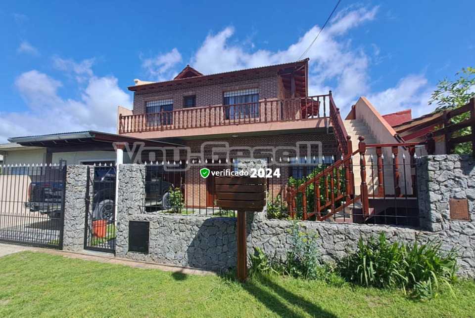 Alquilo Casa Piedra Azul en Villa Gesell zona Centro a 1600 Mts de la Playa Frente