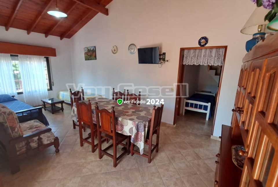 Alquilo Casa Piedra Azul en Villa Gesell zona Centro a 1600 Mts de la Playa Living comedor