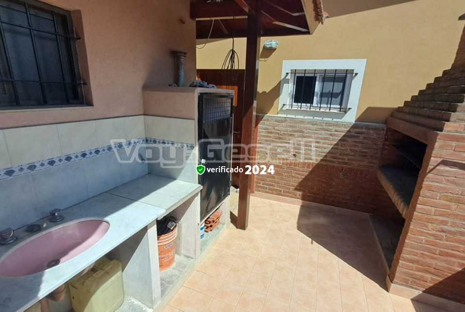 Alquilo Casa Piedra Azul en Villa Gesell zona Centro a 1600 Mts de la Playa valcon con parrilla