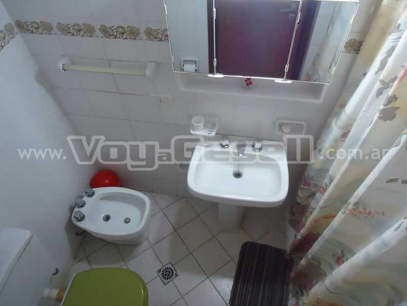 Alquilo Departamento Palmeras VII PB 2 en Villa Gesell zona Centro Comercial a 180 Mts de la Playa