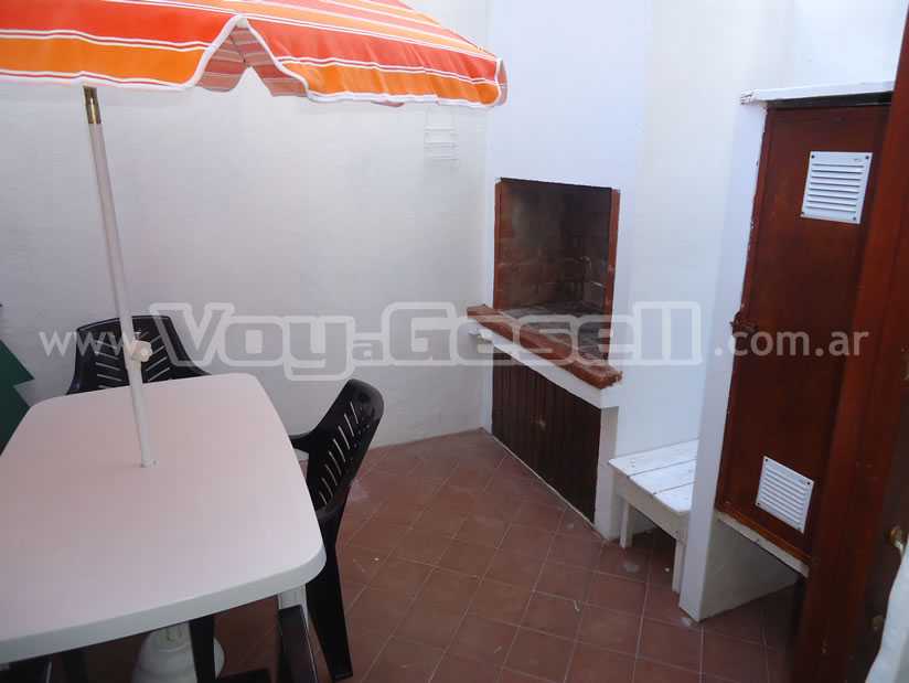 Alquilo Departamento Palmeras VII PB 2 en Villa Gesell zona Centro Comercial a 180 Mts de la Playa