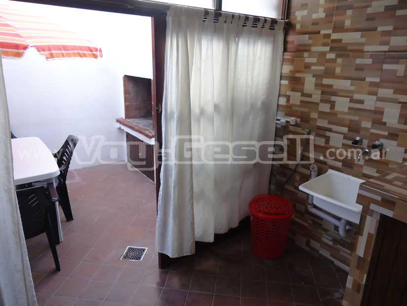 Alquilo Departamento Palmeras VII PB 2 en Villa Gesell zona Centro Comercial a 180 Mts de la Playa