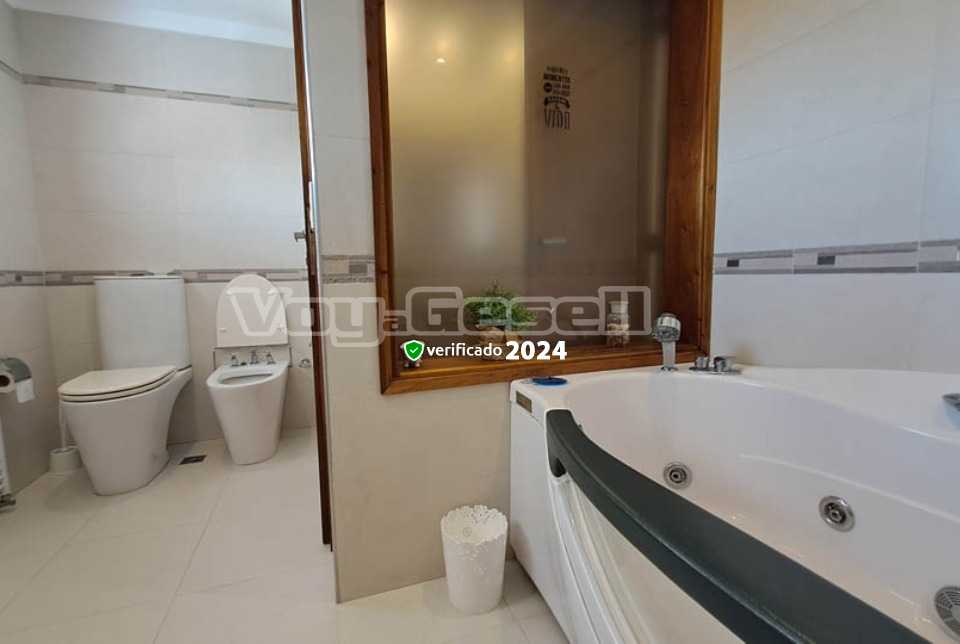 Alquilo Casa Vancri en Villa Gesell zona Centro Comercial a 200 Mts de la Playa