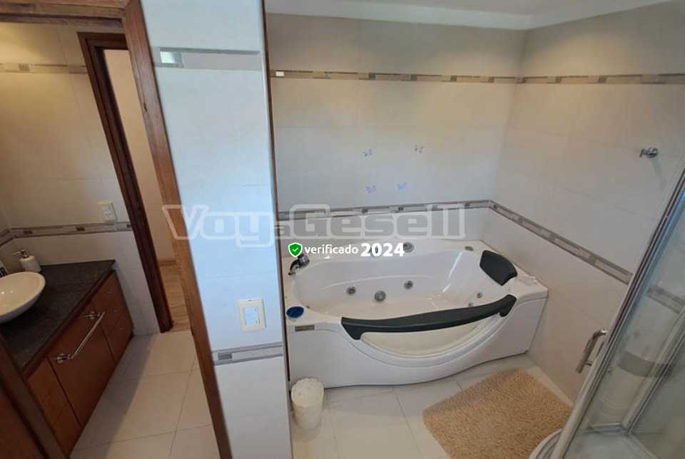 Alquilo Casa Vancri en Villa Gesell zona Centro Comercial a 200 Mts de la Playa