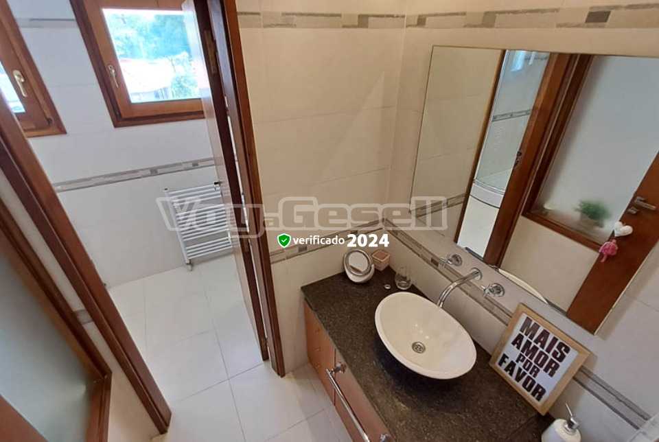 Alquilo Casa Vancri en Villa Gesell zona Centro Comercial a 200 Mts de la Playa