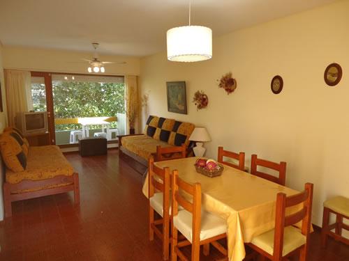 Alquilo Departamento San Carlos 1A  en Villa Gesell zona Centro a 200 Mts de la Playa 