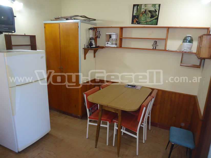 Alquilo Casa Santa Rosa en Villa Gesell zona Centro a 900 Mts de la Playa Dpto 3 ambientes - Cocina