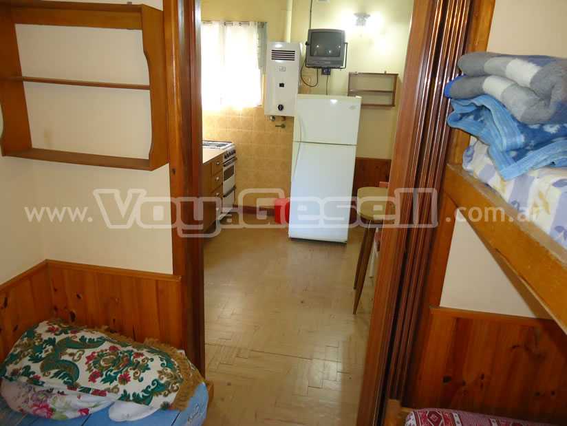 Alquilo Casa Santa Rosa en Villa Gesell zona Centro a 900 Mts de la Playa Dpto 3 ambientes - Habitacion chica