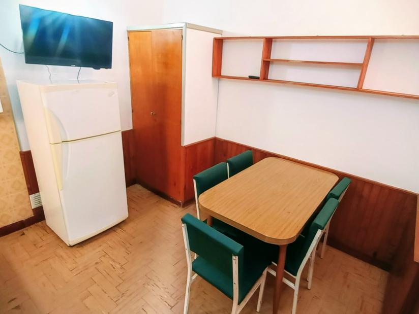 Alquilo Casa Santa Rosa en Villa Gesell zona Centro a 900 Mts de la Playa Dpto 3 ambientes - Cocina comedor