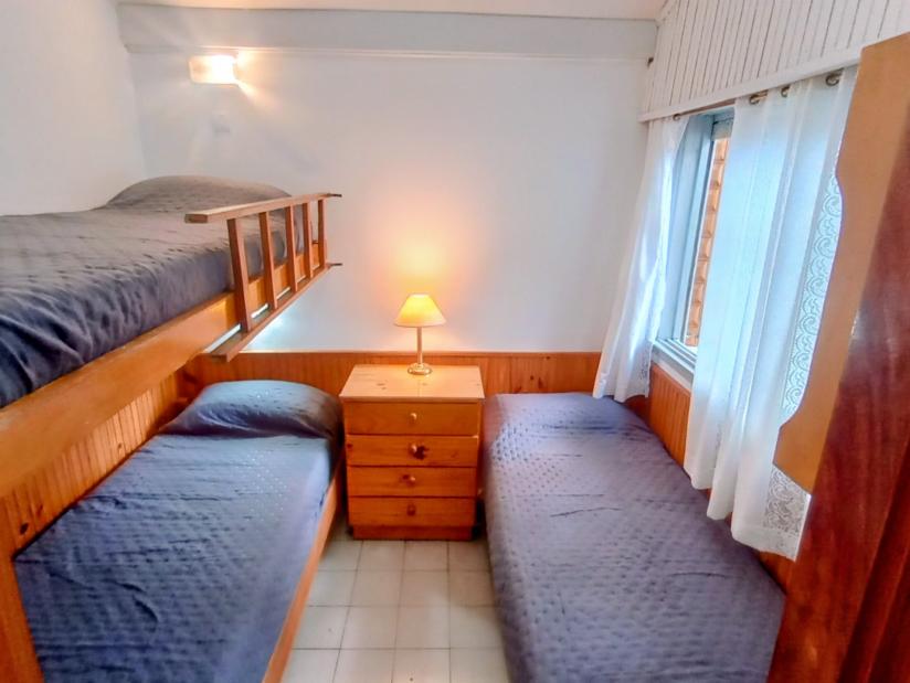 Alquilo Casa Santa Rosa en Villa Gesell zona Centro a 900 Mts de la Playa Dpto 3 ambientes - Habitacion chica 