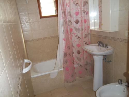 Alquilo Casa Saymon 3 en Villa Gesell zona Centro Comercial a 500 Mts de la Playa