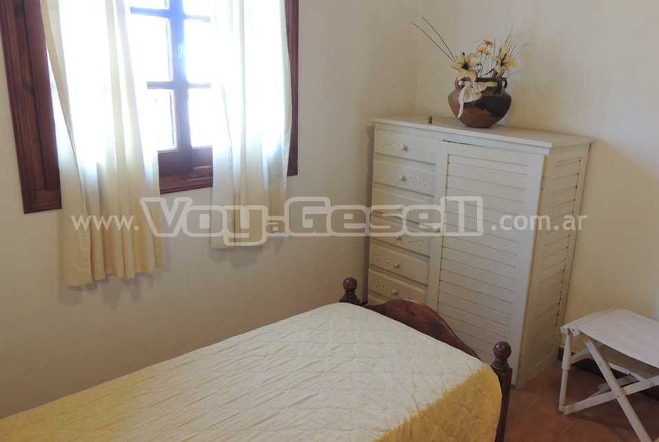 Alquilo Duplex Tejas Negras 13 en Villa Gesell zona Sur a 100 mts de la Playa