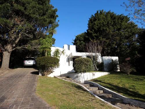 Alquilo Casa Tupambae en Villa Gesell zona Barrio Norte a 4 Cuadras de la Playa Frente-estacionamiento