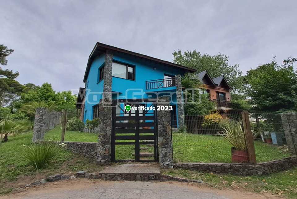 Alquilo Casa Turquesa en Villa Gesell zona Centro a 1200 Mts. de la Playa 
