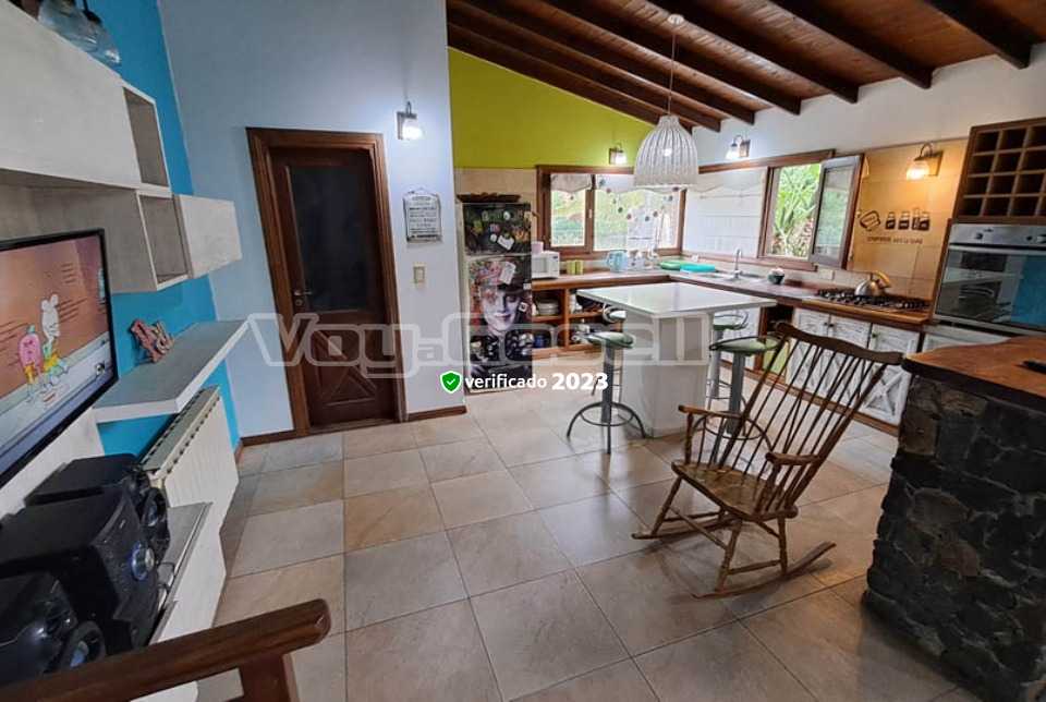 Alquilo Casa Turquesa en Villa Gesell zona Centro a 1200 Mts. de la Playa