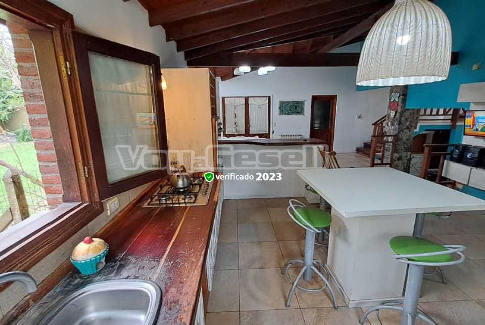 Alquilo Casa Turquesa en Villa Gesell zona Centro a 1200 Mts. de la Playa