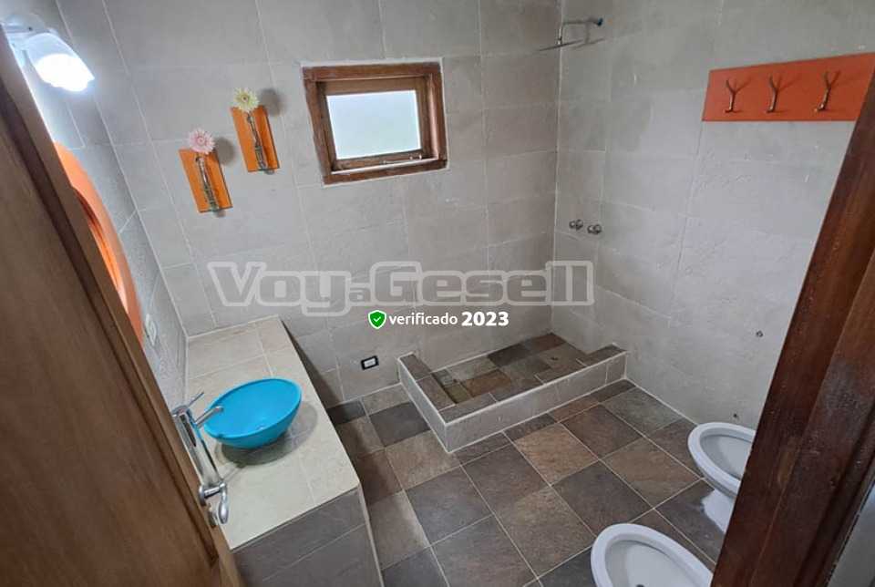 Alquilo Casa Turquesa en Villa Gesell zona Centro a 1200 Mts. de la Playa