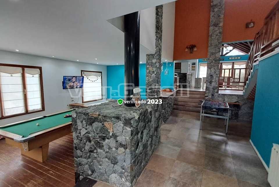 Alquilo Casa Turquesa en Villa Gesell zona Centro a 1200 Mts. de la Playa 