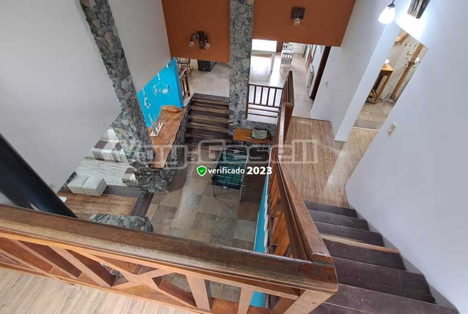 Alquilo Casa Turquesa en Villa Gesell zona Centro a 1200 Mts. de la Playa