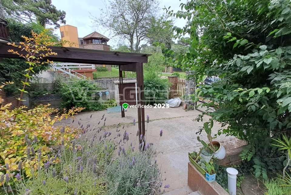 Alquilo Casa Turquesa en Villa Gesell zona Centro a 1200 Mts. de la Playa 