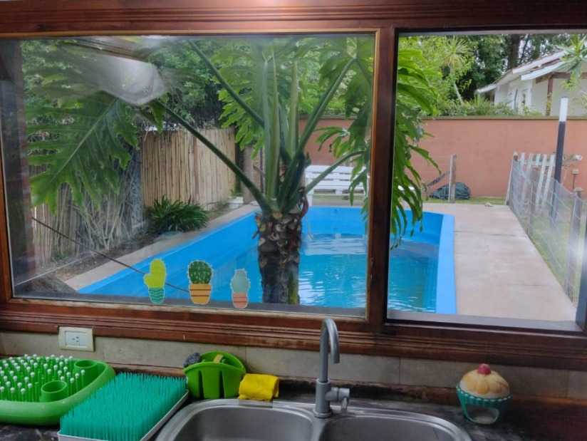 Alquilo Casa Turquesa en Villa Gesell zona Centro a 1200 Mts. de la Playa