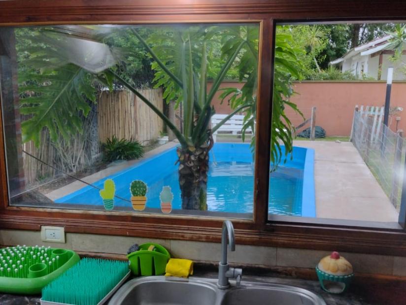 Alquilo Casa Turquesa en Villa Gesell zona Centro a 1200 Mts. de la Playa