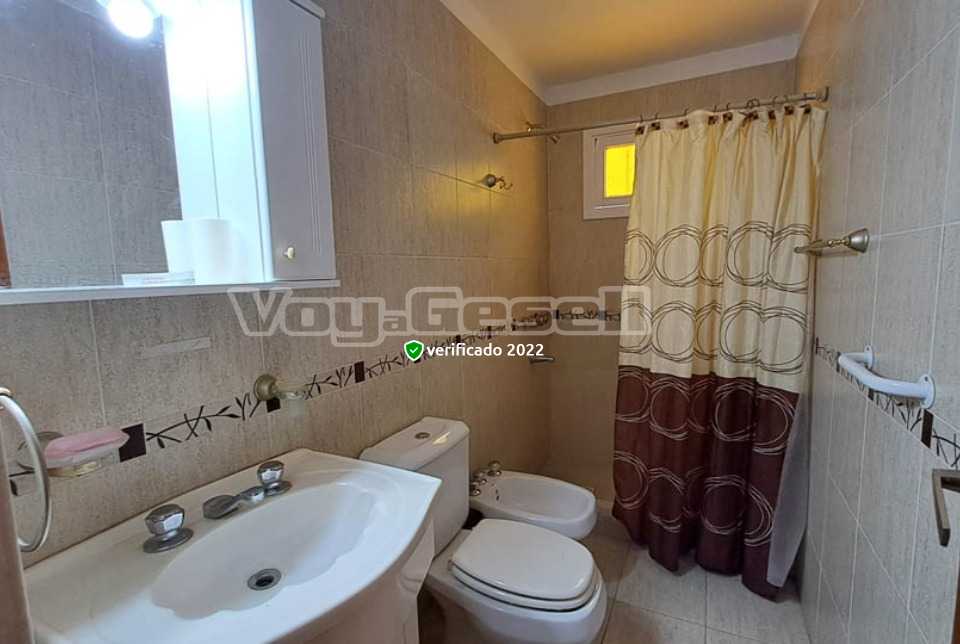 Alquilo Chalet Xenos en Villa Gesell zona Barrio Norte a 200 Mts de la Playa