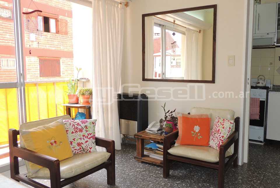 Alquilo Departamento Yenteco Piso 1 Dpto 2 en Villa Gesell zona Centro Comercial a 50 Mts de la Playa 